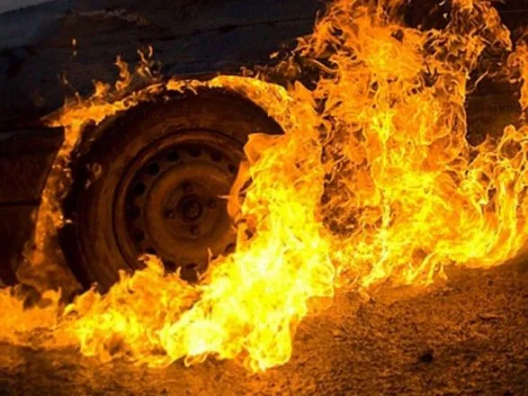 У Києві біля моста Патона загорівся автомобіль