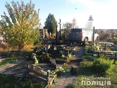 Гонки на кладбище: харьковский священник пообещал восстановить сбитые надгробия
