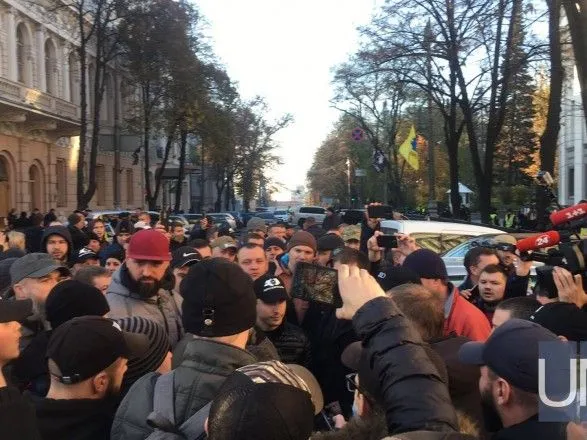 "Евробляхи" продолжают блокировать центр столицы и после принятия закона