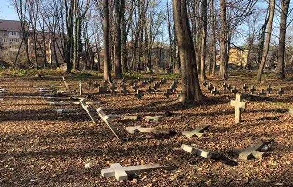 Вандали у Коломиї осквернили хрести на польському цвинтарі