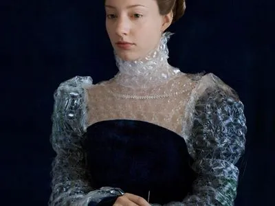 Художниця створює костюми епохи Відродження з пінопласту та бульбашкової плівки