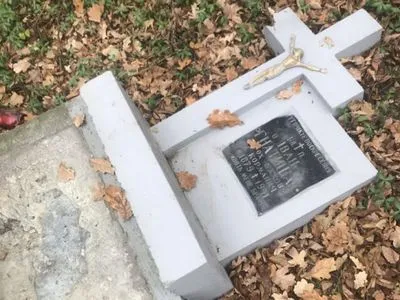 Неизвестные в Польше осквернили украинские могилы