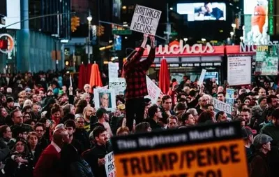 Американцы вышли на протесты после увольнения Трампом генпрокурора