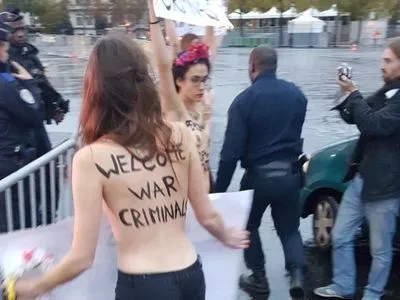 Активістки Femen роздяглися у Парижі під Тріумфальною аркою