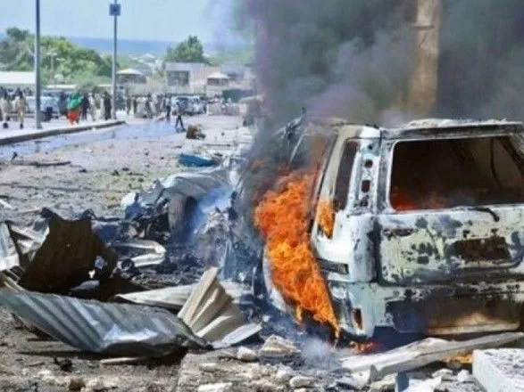 Число жертв нападения смертников в центре столицы Сомали приближается к 40