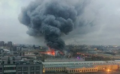 У Петербурзі в супермаркеті сталась масштабна пожежа, евакуйовано 800 осіб