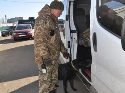 Более 170 авто застряли в очередях на пунктах пропуска на Донбассе
