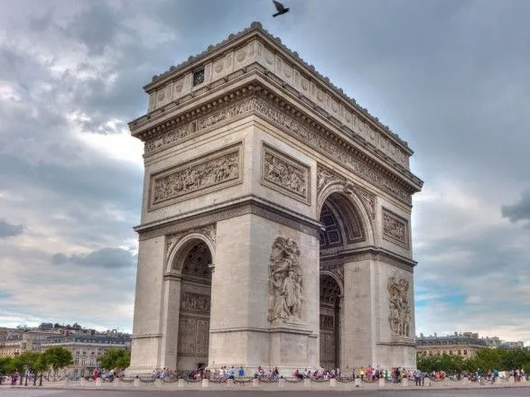 Путін останнім приїхав до Тріумфальної арки у Парижі