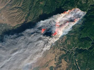 Каліфорнійську лісову пожежу показали з космосу