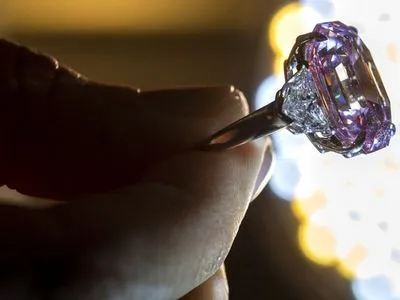 На аукціоні в Женеві продали рідкісний рожевий діамант за 50 млн доларів