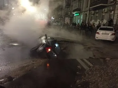 Внаслідок прориву труби у центрі Києва “зварилась” автівка