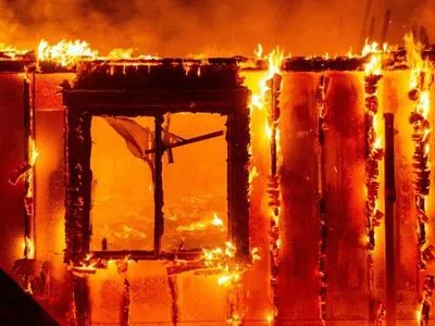 У Києві спалахнула багатоповерхівка, жителів евакуюють