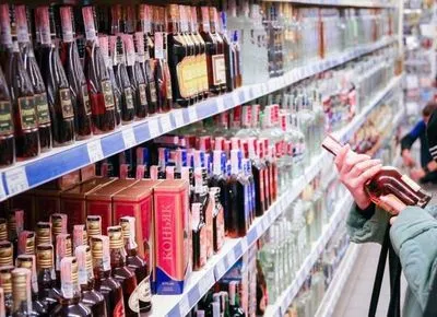 Директори шкіл підтримали обмеження на продаж алкоголю біля закладів освіти