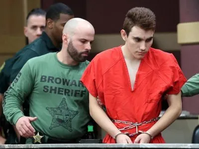Вбивця 17 людей у флоридской школі напав на наглядача у в'язниці