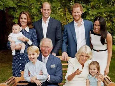 К юбилею принца Чарльза опубликовали семейные фото без Елизаветы II