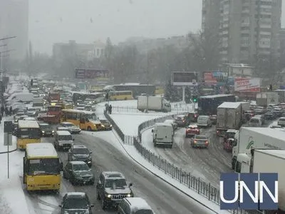 Из-за снегопада в Киеве произошло около 300 ДТП