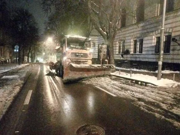 В "Киевавтодоре" отчитались о ночной уборке столицы от снега