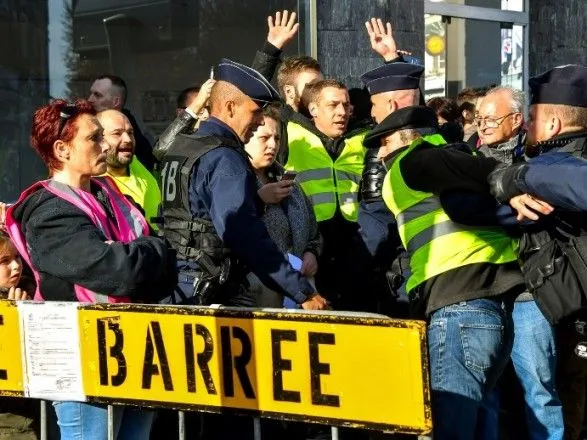 Полиция Франции задержала 117 человек во время акций протеста против роста цен на бензин
