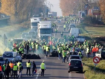 Во Франции на акции против высоких цен на бензин погиб протестующий