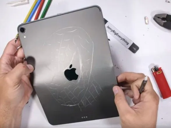Тестувальник показав, як легко зігнути новий iPad