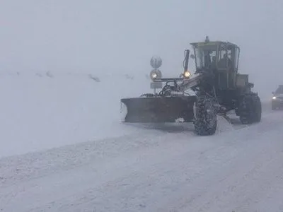 Понад 600 автомобілів опинилися заблокованими на Військово-грузинській дорозі через снігопад