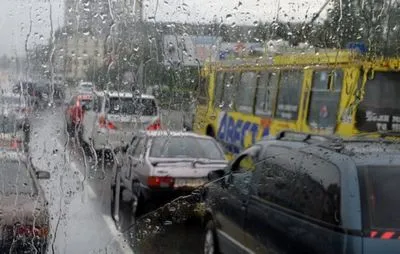Негода паралізувала рух вулицями Одеси