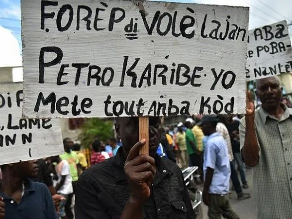 В ходе протестов в Гаити погибли по меньшей мере шесть человек