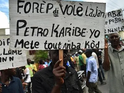 В ходе протестов в Гаити погибли по меньшей мере шесть человек
