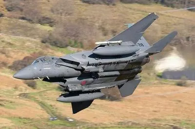 На півдні Японії тактичний винищувач четвертого покоління F-15 здійснив екстрену посадку