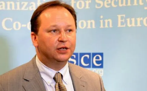 В МЗС прокоментували родинні зв’язки постпреда України при ОБСЄ зі скандальним кандидатом на пост глави Інтерполу