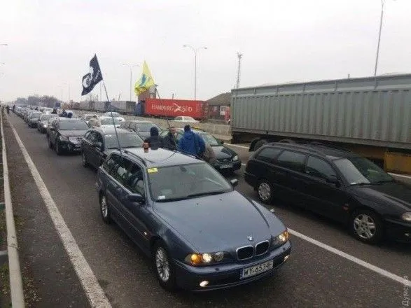 Около 150 автомобилей перекрыли трассу "Киев – Одесса"