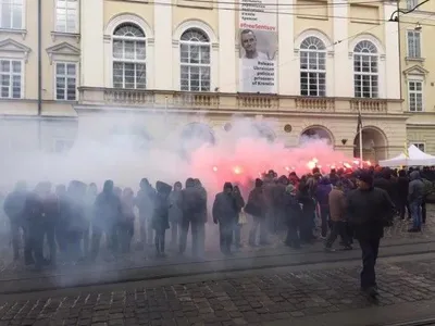 Учасники АТО палили фаєри біля Львівської ратуші