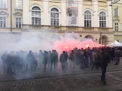 Учасники АТО палили фаєри біля Львівської ратуші