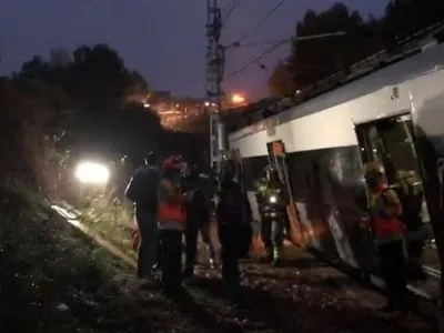 В Испании поезд сошел с рельсов, есть погибший