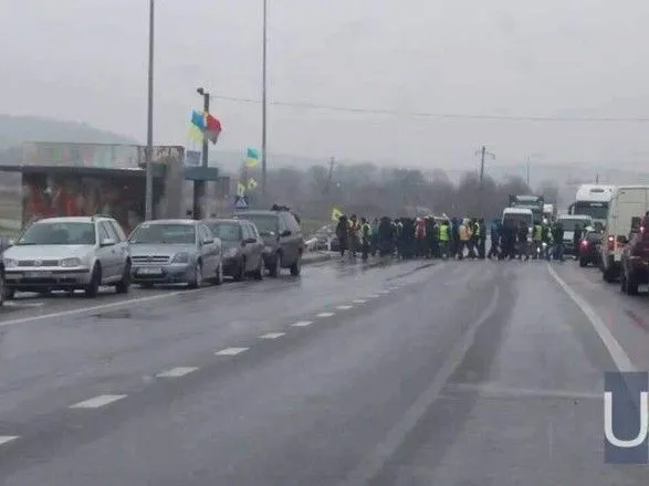 Во Львовской области "евробляхеры" снова заблокировали трассу "Киев-Чоп"