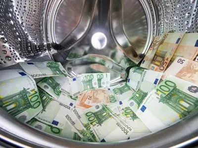 Прятавшего в стиральной машине сбережения голландца обвинили в отмывании денег