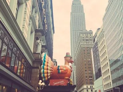 Повітряні кулі, супергерої і шкільні оркестри: у Нью-Йорку відбувся парад до Дня подяки