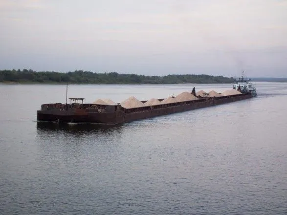 В Азовському морі затонула баржа з російським зерном