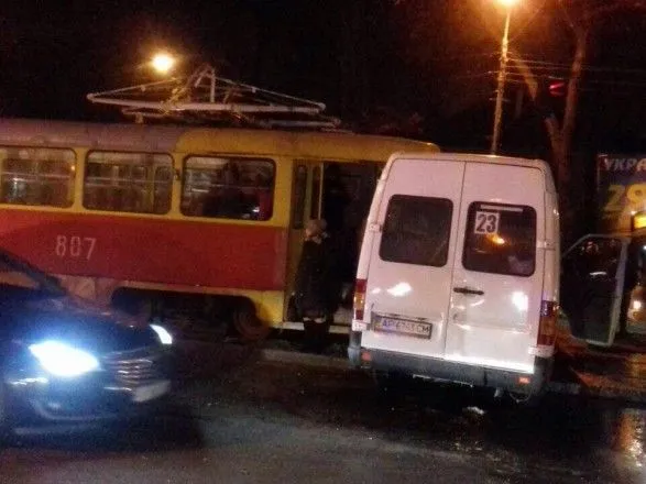 Трамвай протаранив маршрутку з пасажирами, є постраждалі