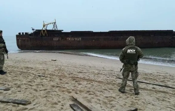 Баржа с контрабандой в Черном море побила около пяти причалов