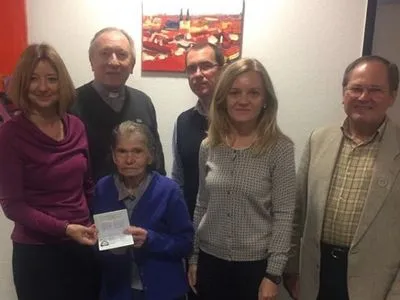 У Німеччині 93-річна українка отримала перший у житті паспорт