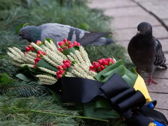 Минута молчания и свеча памяти: как украинцы поминают жертв Голодомора