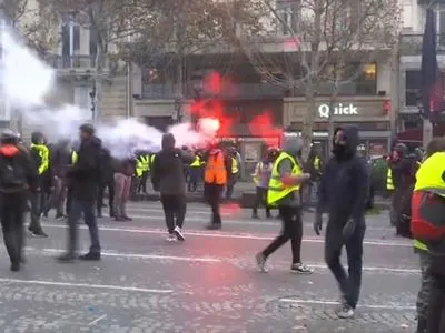 Протесты во Франции: активисты начали разбирать брущадку