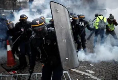 Протесты во Франции: в ход пошли водометы и слезоточивый газ