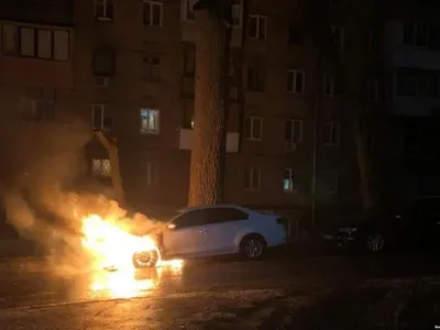 Неподалік російського посольства спалено авто на дипломатичних номерах