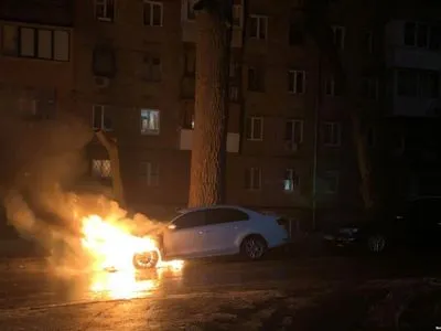 Неподалеку российского посольства сожжено авто на дипломатических номерах