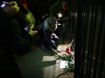 К генконсульству Украины в Петербурге сносят цветы