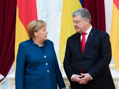 Порошенко рассказал Меркель о российской агрессии в Азове и военном положении