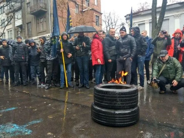 Под консульством РФ в Харькове зажгли шины и файеры