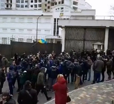 Возле посольства РФ в Одессе протест, активисты бросают петарды